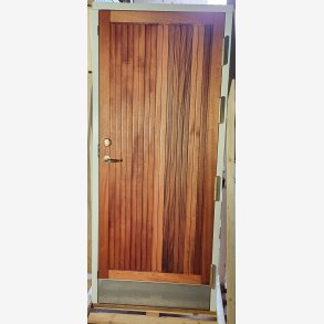 Mahogni Facadedr. Som foto. Med messing beslning.  85,4 x 199,5 cm. ( B x H ).  Solgt