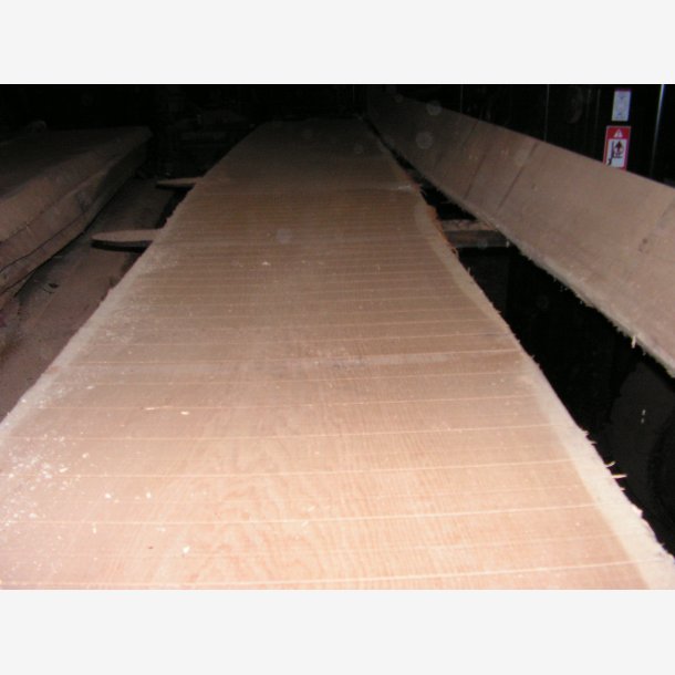 27 mm. Ege Planker, bredde 200 - 230 mm. FSC. Trt 8-10 % fugt. Barkkant 1. Side