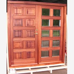  Facaded�r, Dobbelt med 2-sideh�ngte d�rblade, i Massiv Sipo Mahogni Fyldninger og 3 lags facet slebne termoruder