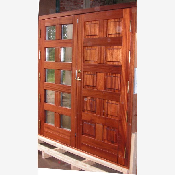  Facaded�r, Dobbelt med 2-sideh�ngte d�rblade, i Massiv Sipo Mahogni Fyldninger og 3 lags facet slebne termoruder